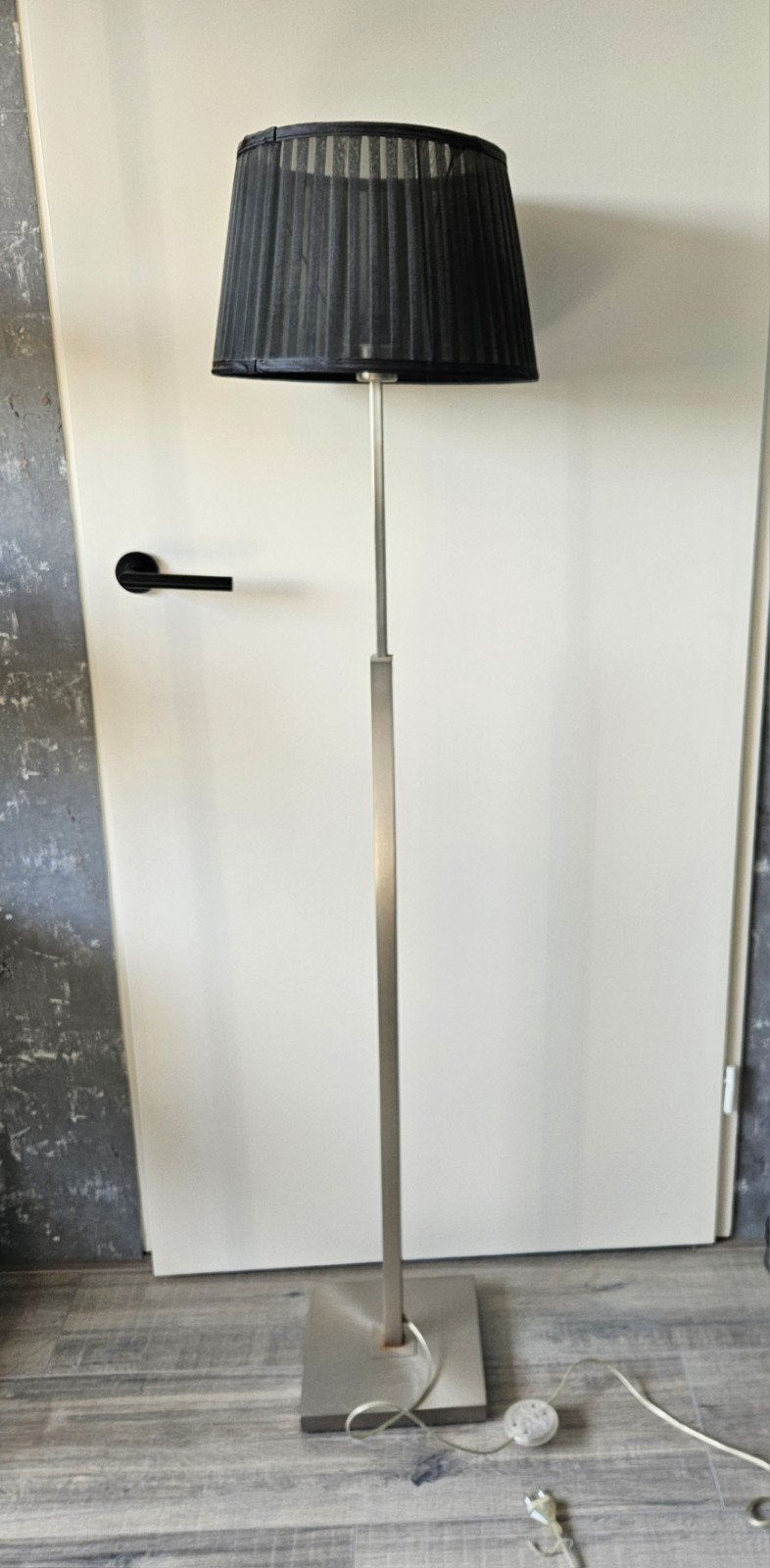 Stijlvolle staande lamp met zwarte kap, Huis en Inrichting, Ophalen, Gebruikt, E27 (groot), Metaal