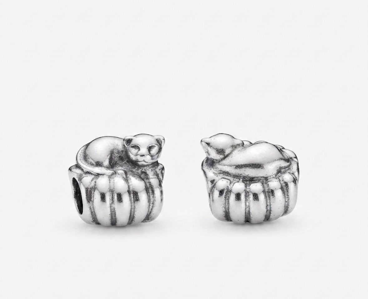 Pandora Moments 'Poes op Kussen' bedel (790595) - Zilver, Sieraden, Tassen en Uiterlijk, Gebruikt, Pandora, Ophalen of Verzenden