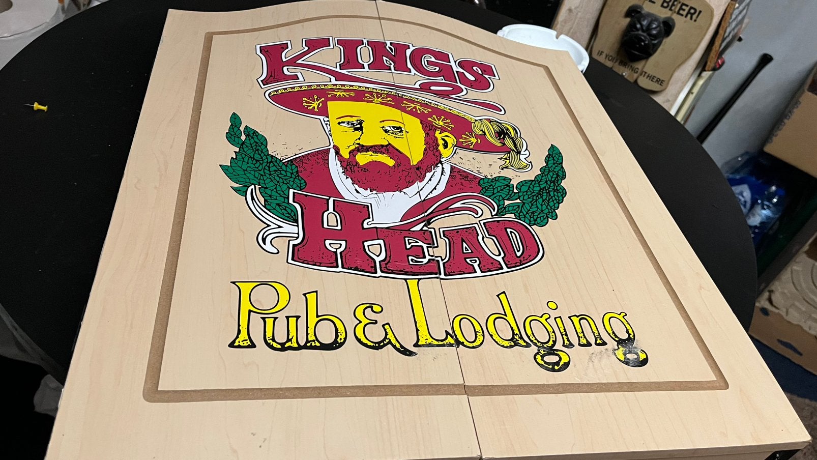Kings dartbordkast, Sport en Fitness, Darts, Ophalen, Zo goed als nieuw, Dartbord