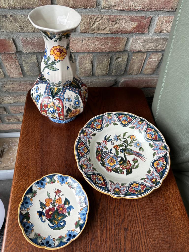 Antiek Makkum Aardewerk: Vaas en 2 Borden, Antiek en Kunst, Antiek | Keramiek en Aardewerk, Ophalen of Verzenden