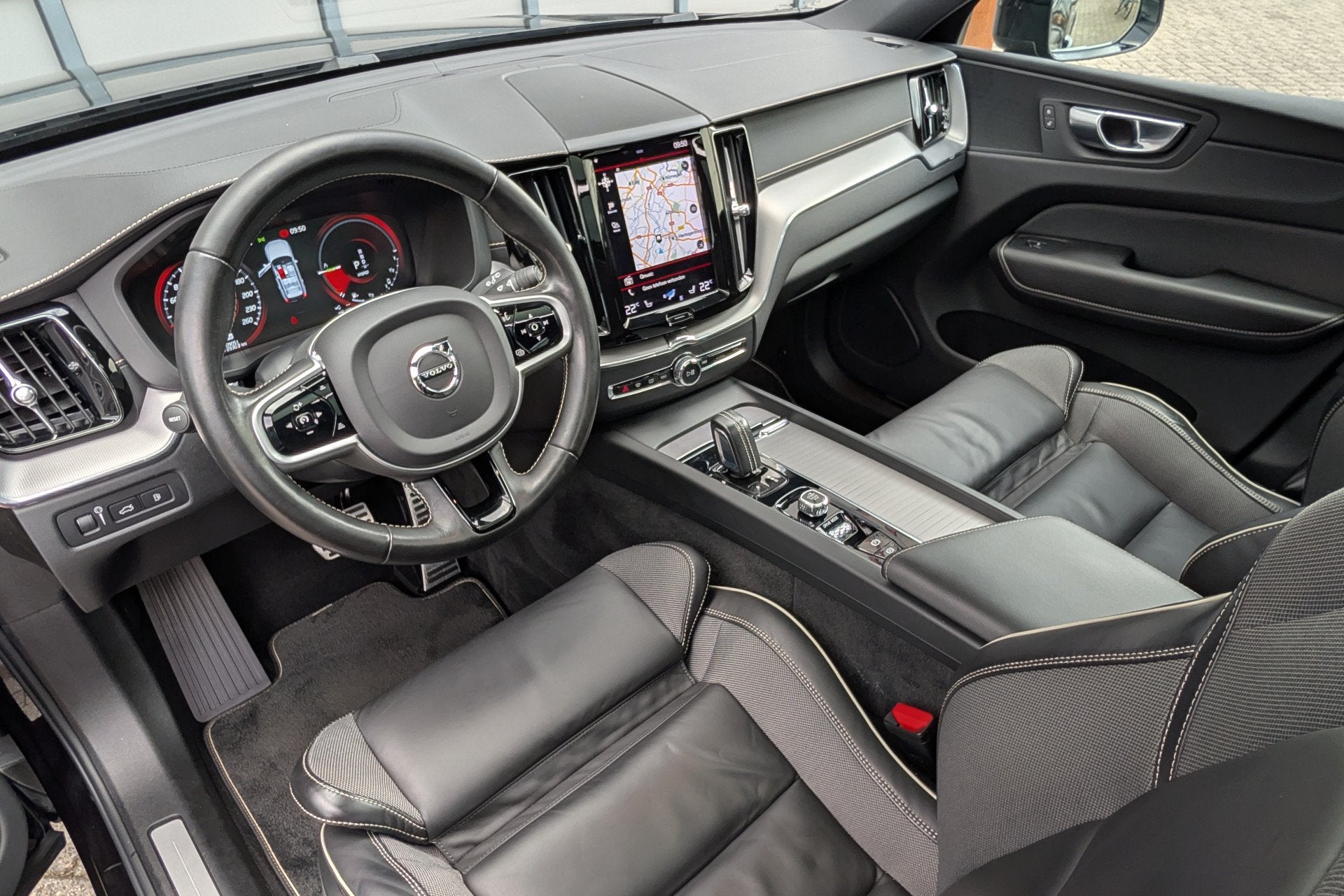 Volvo XC60 2.0 Recharge T6 AWD R-Design Black Trekhaak Panor, Automaat, Gebruikt, 138 €/maand, Adaptive Cruise Control