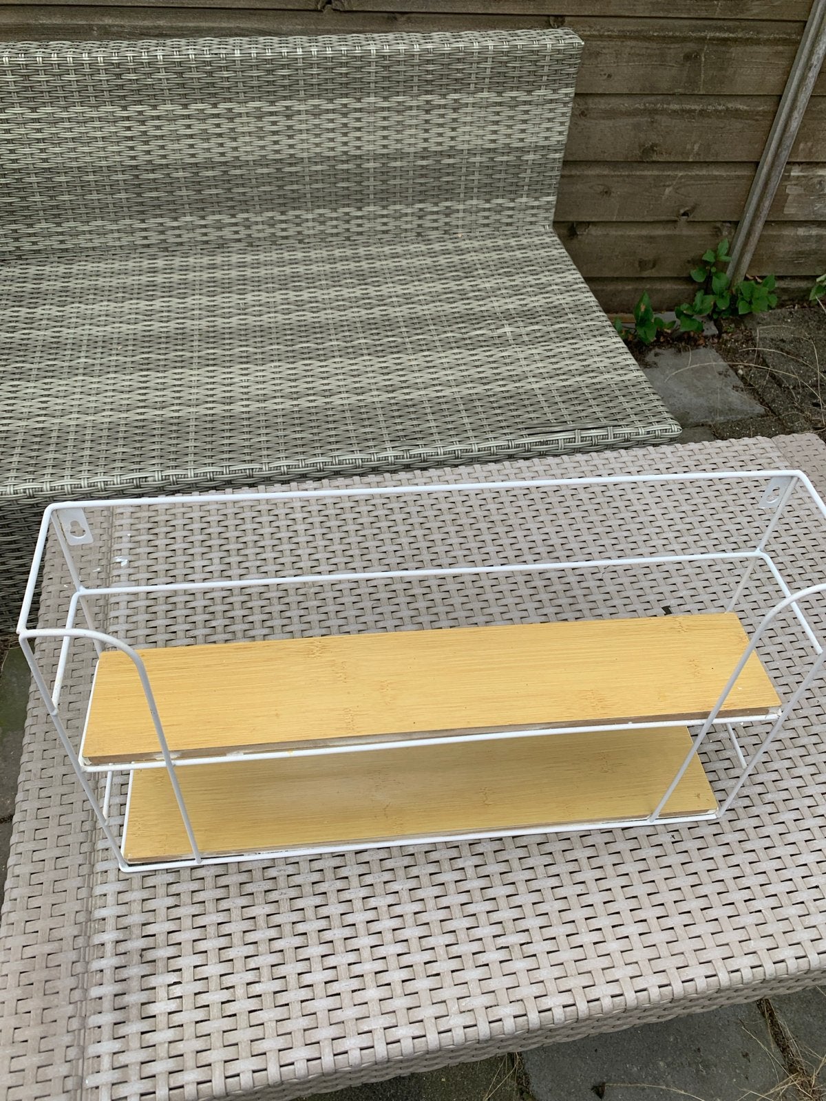 Wit metalen wandrek met bamboe planken H:28/ :B:49/D:10cm, Ophalen, Gebruikt