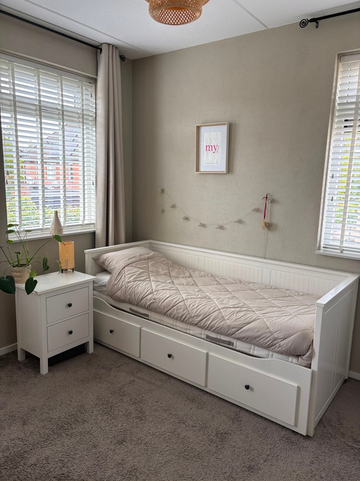 IKEA Uitschuifbaar Bed (1-2 persoons) met 3 Lades + Nachtkas, Ophalen, Verstelbaar, 90 cm, Eenpersoons