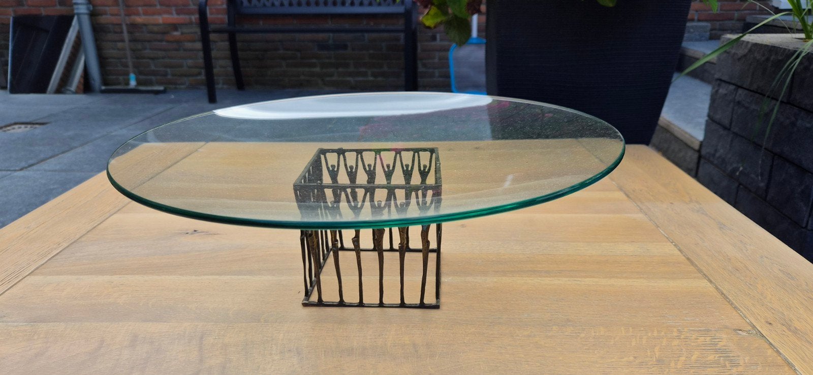 Glazen schaal met unieke metalen voet, Ophalen, Minder dan 45 cm, Rond, 55 tot 75 cm