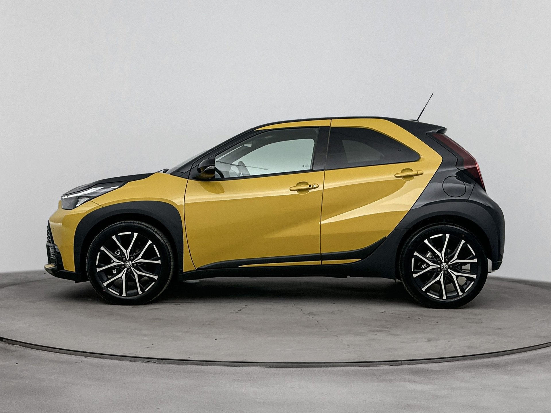 Toyota Aygo X Hybrid 115 GR Sport | Apple Carplay & Android, Auto's, 12 maanden, Stof, Automatische klimaatregeling, Zwart