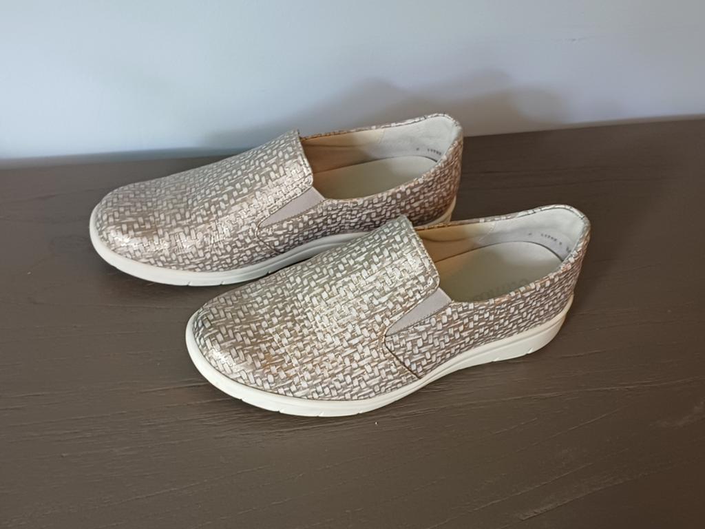 Instappers maat 43M / 9M !, Kleding | Dames, Schoenen, Zo goed als nieuw, Instappers, Beige, Ophalen of Verzenden