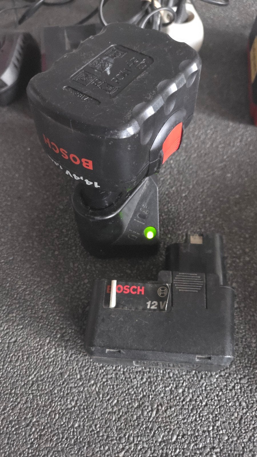Bosch NiCd Accu set (12V & 14,4V) + Snellader, Ophalen of Verzenden, Gebruikt