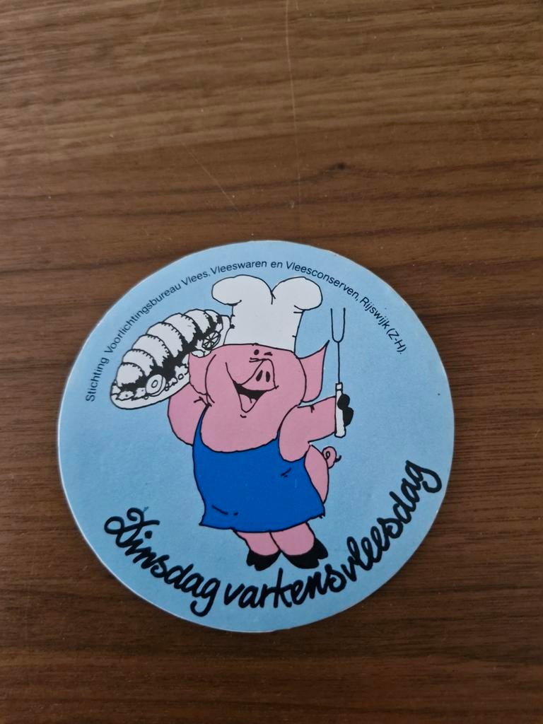 6632 Sticker 'Dinsdag varkensvleesdag' - Stichting Voo, Verzamelen, Ophalen of Verzenden, Gebruikt