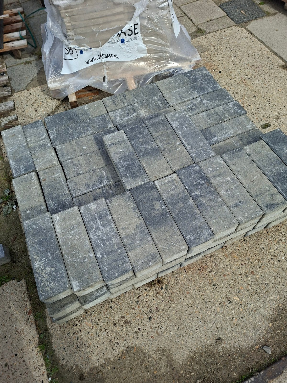 lonstones opritsteen nero grey 31,5x10,5x7, Ophalen, Nieuw, Beton, Terrastegels