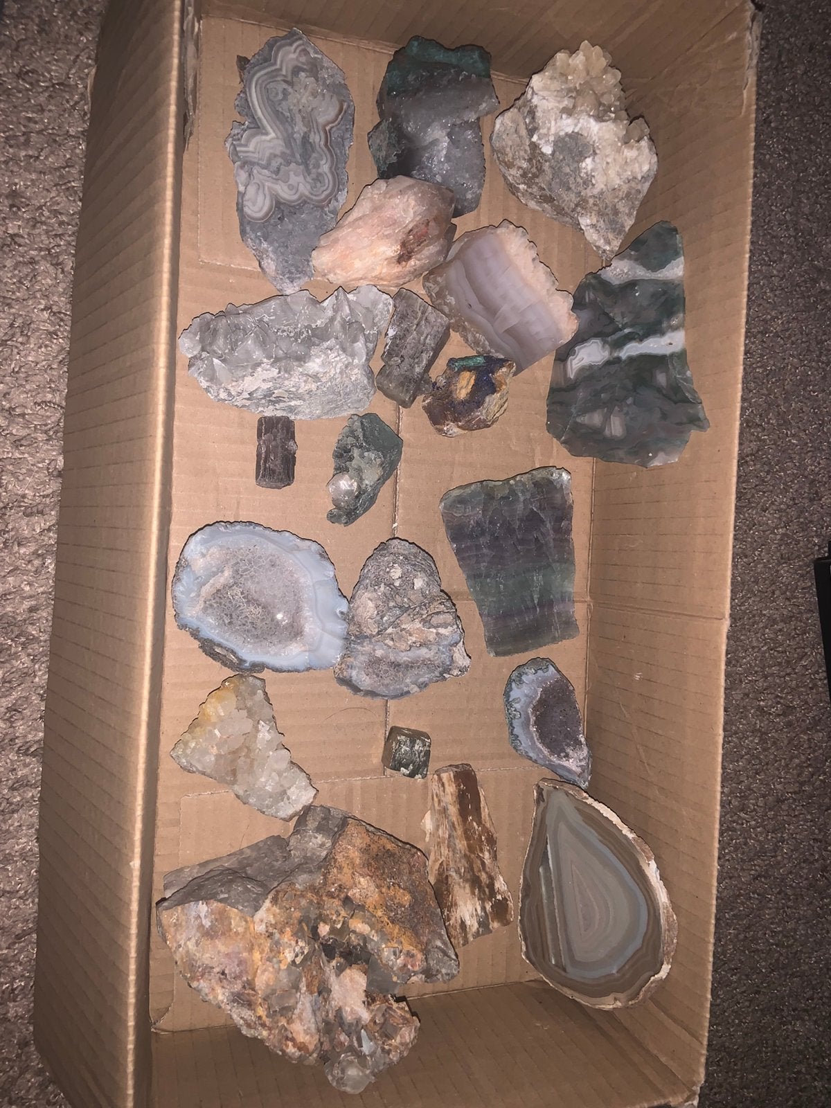 Mooie doos met mineralen, Verzamelen, Mineralen en Fossielen, Ophalen of Verzenden