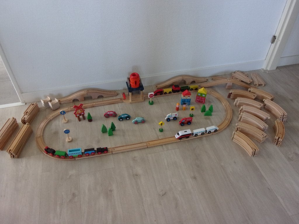 Houten TREINRAILS compleet, 135 delig in opbergbox, Kinderen en Baby's, Speelgoed | Houten speelgoed, Ophalen of Verzenden, Zo goed als nieuw