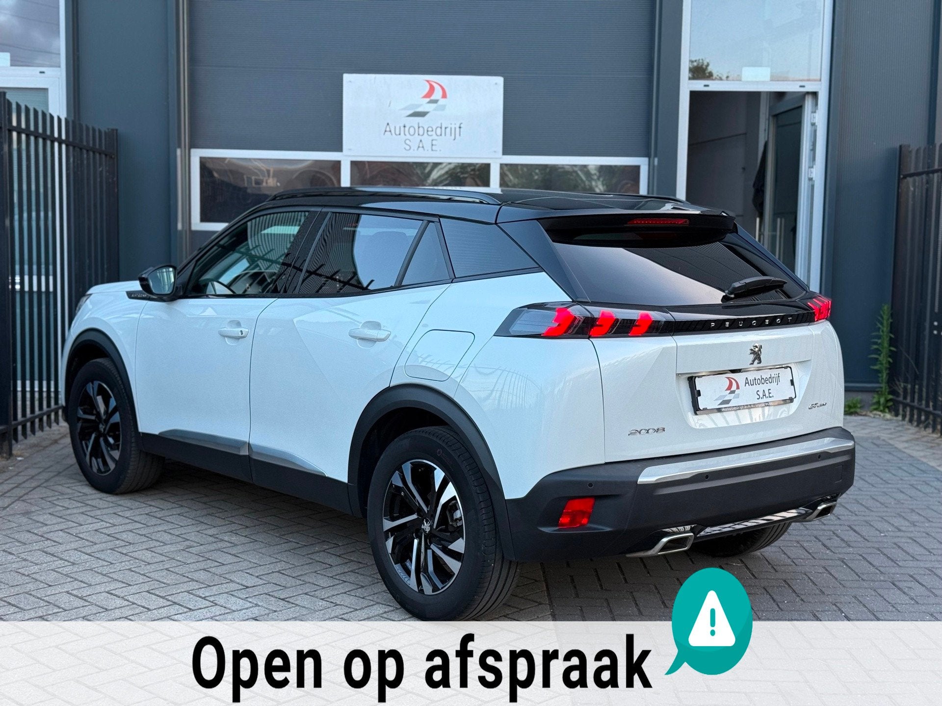 Peugeot 2008 1.2 PureTech GT-Line CARPLAY NAVI AUTOMAAT !, Gebruikt, Euro 6, 1199 cc, Leder en Stof