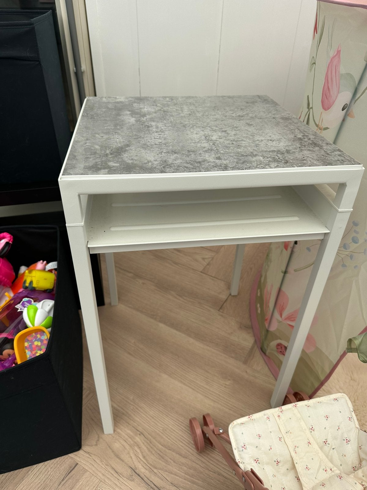 Sidetable wit met marmerlook grijs, Ophalen, 50 tot 100 cm, Zo goed als nieuw, 25 tot 50 cm