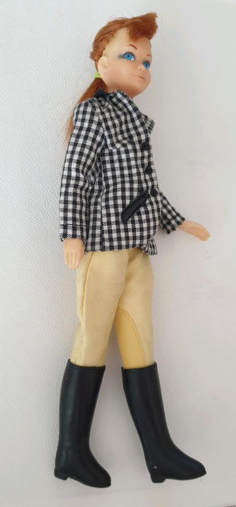(Barbie) vintage Skipper paardrij outfit ,label ,Mattel, Ophalen of Verzenden, Kleertjes