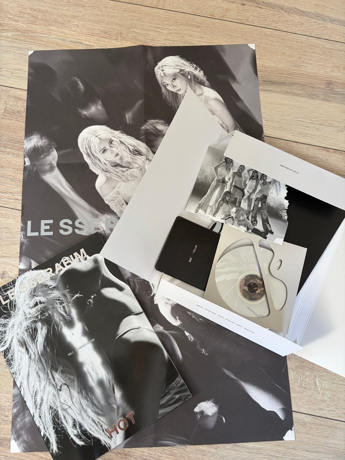 LE SSERAFIM - HOT (Vol.1) K-pop Album, K-pop, Ophalen of Verzenden, Zo goed als nieuw, Inclusief boekje