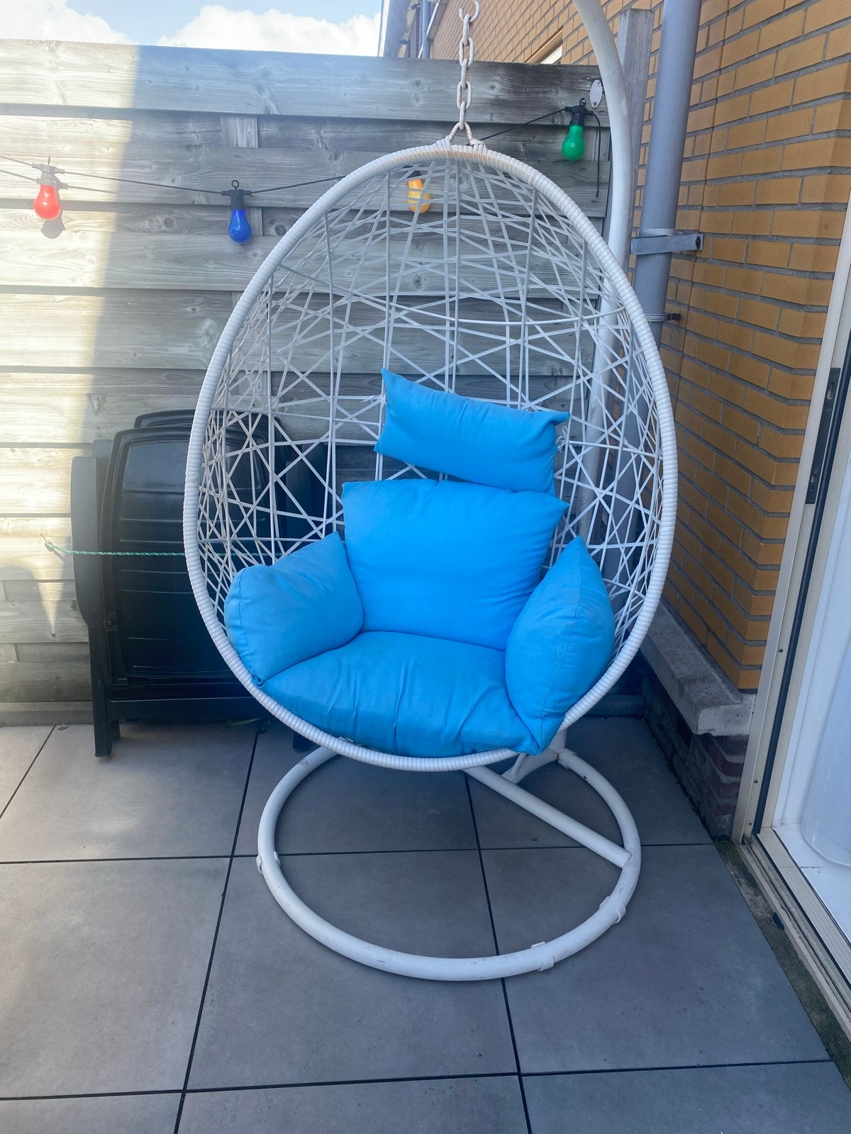 Witte hangstoel met blauwe kussens, Ophalen, Binnen, Gebruikt, Met standaard