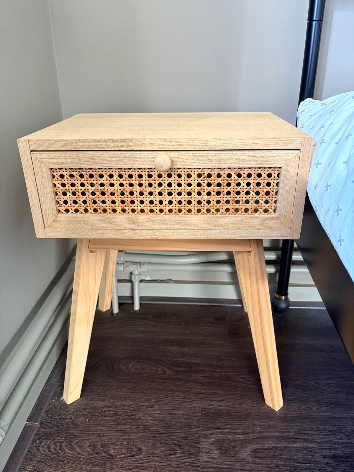 2 Nachtkastjes met lade en rotan detail, Huis en Inrichting, Slaapkamer | Nachtkastjes, Ophalen, Minder dan 45 cm, Zo goed als nieuw