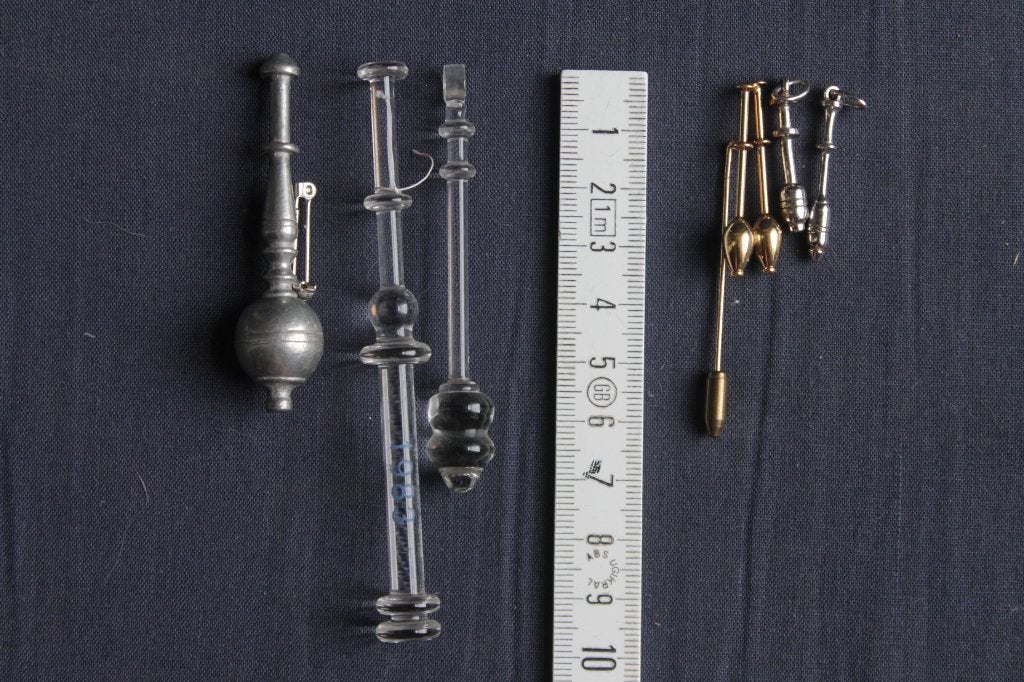 Hangers, broche en siervoorwerp van kantklossen. Tin, glas., Antiek en Kunst, Ophalen of Verzenden