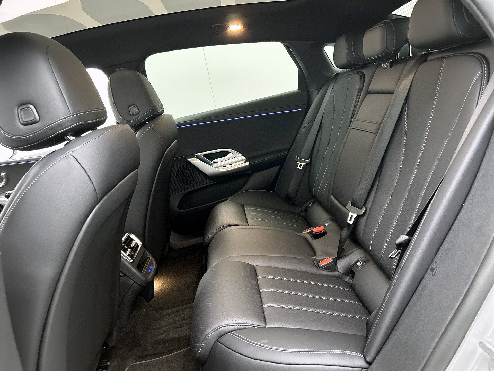 Foto 16 van Mercedes-Benz C-Klasse 400 4MATIC Launch Edition 94 kWh | Ni