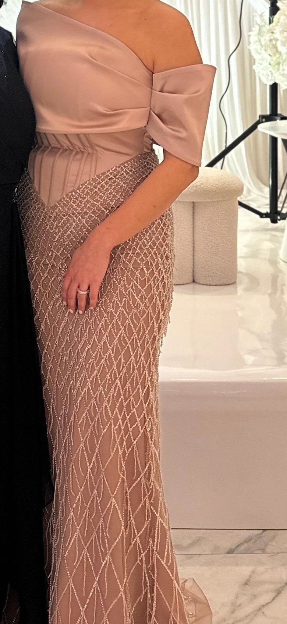 Elegante Galajurk met Kralen en Off-Shoulder Detail, Maat 38/40 (M), Galajurk, Beige, Ophalen of Verzenden