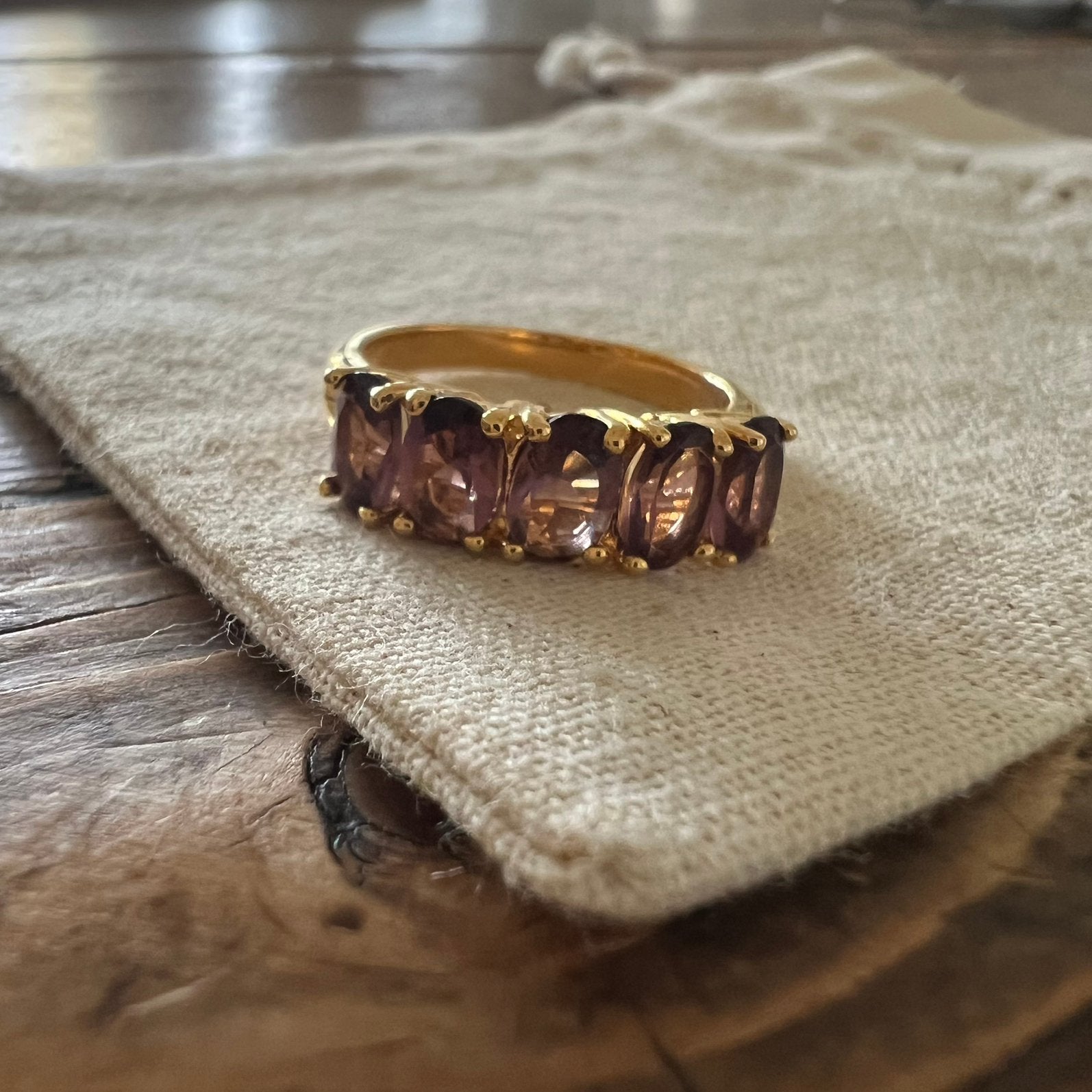 Vintage look ring, goud verguld paarse stenen maat 17,5, Verzenden, Zo goed als nieuw, 17 tot 18, Dame