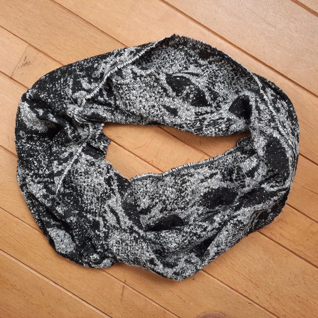 Kolsjaal sjaal zwart wit - nieuw -, Kleding | Dames, Mutsen, Sjaals en Handschoenen, Ophalen of Verzenden, Nieuw, Maat 46/48 (XL) of groter