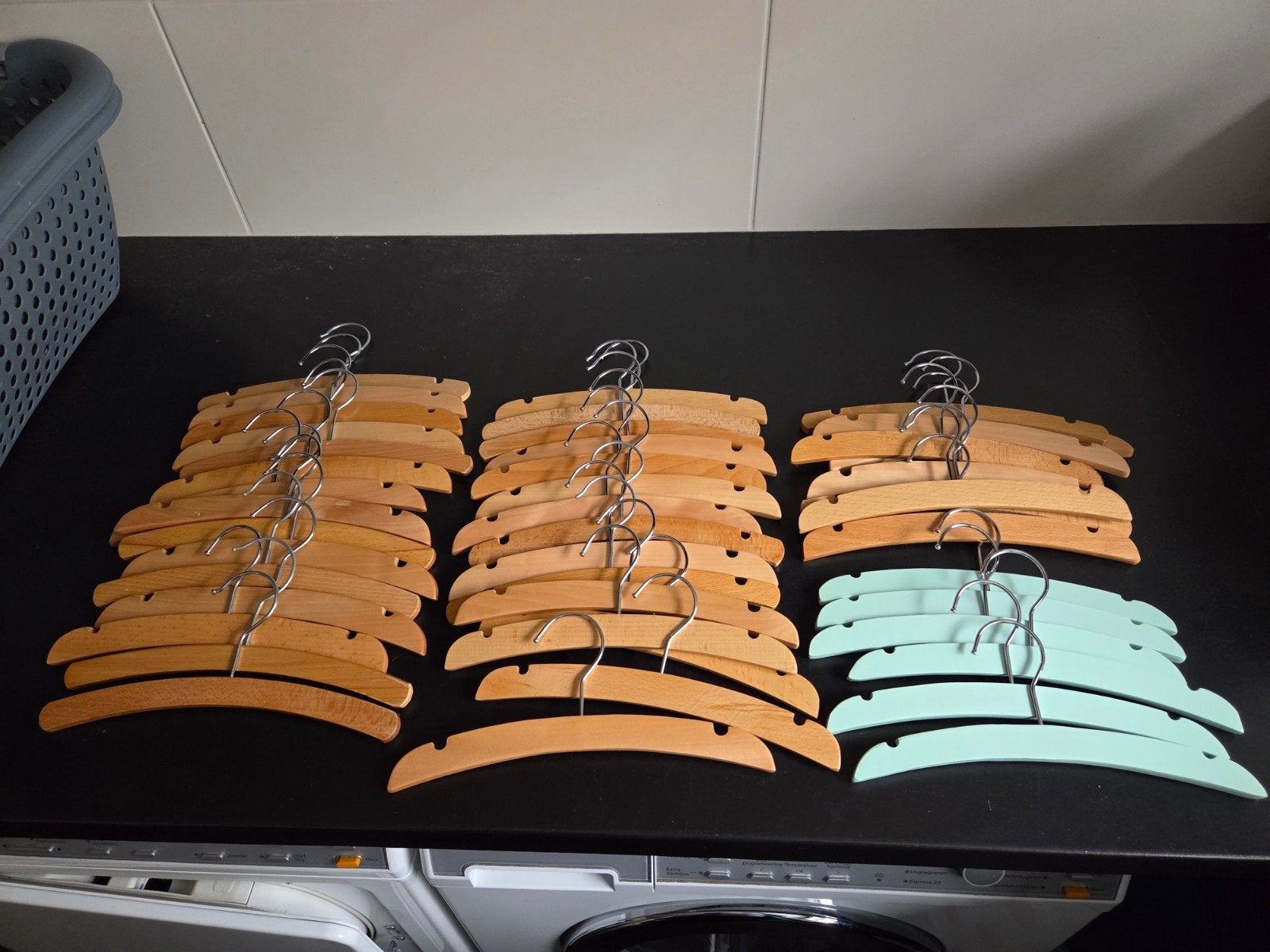Houten kledinghangers voor baby kleren, Ophalen, Zo goed als nieuw