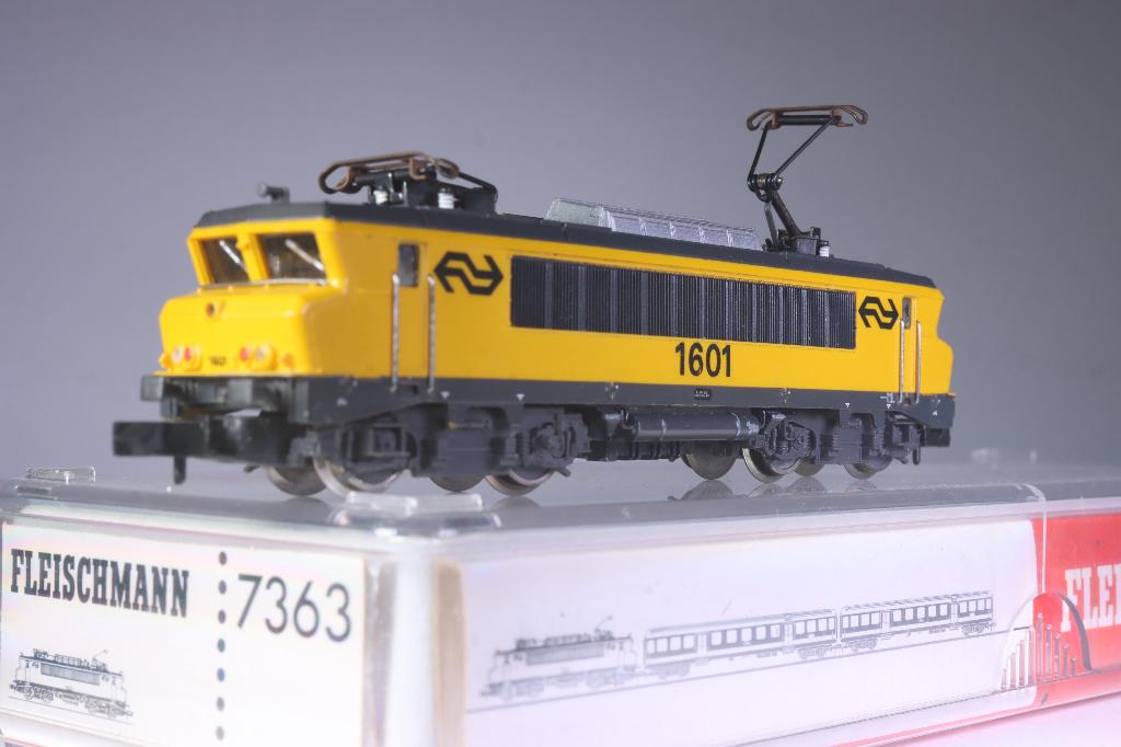 Elektrische locomotief type 1600, geel/grijs, NS, Hobby en Vrije tijd, Verzenden, Fleischmann, Gelijkstroom, Locomotief