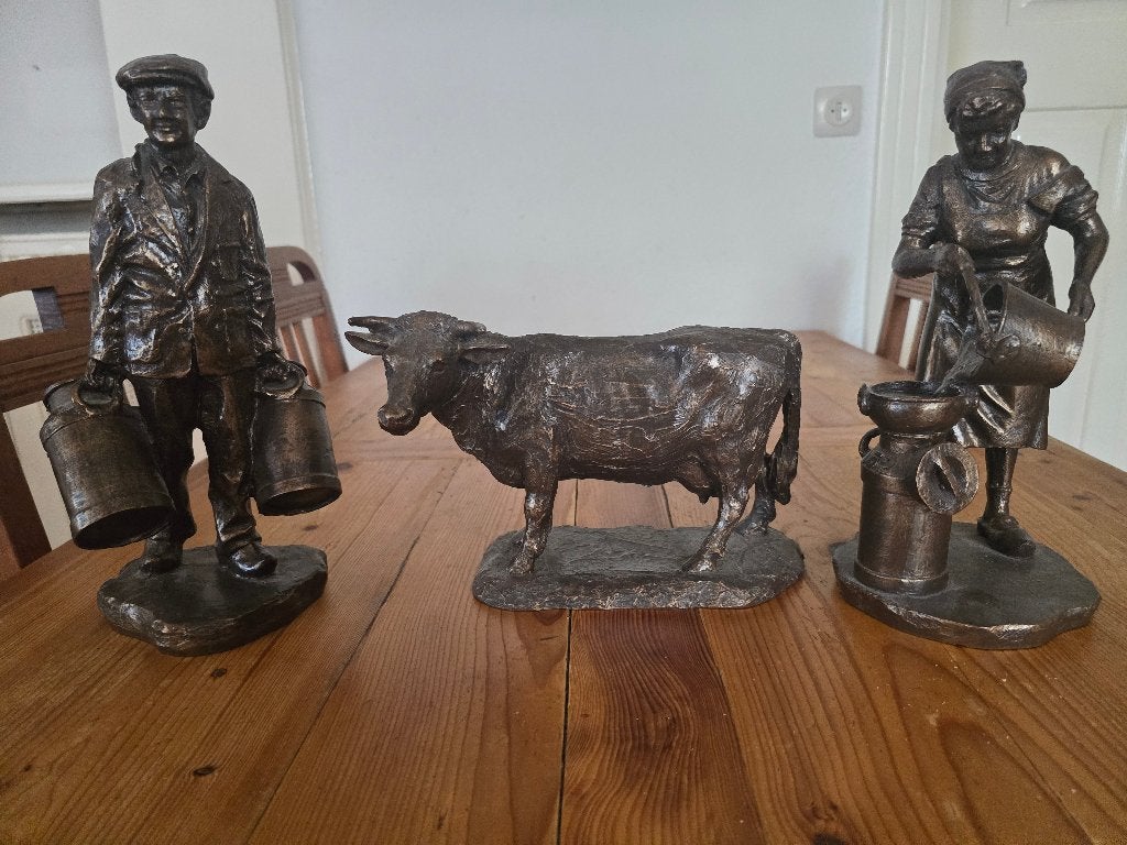 Beelden bronskleurige boer, boerin en koe., Ophalen of Verzenden, Europa, Beeld