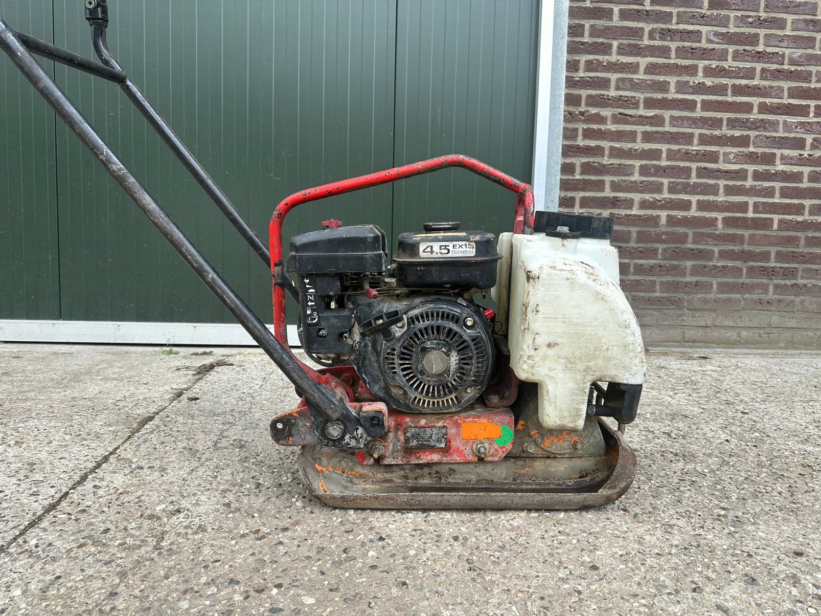 Mikasa trilplaat met watertank, Ophalen, Gebruikt