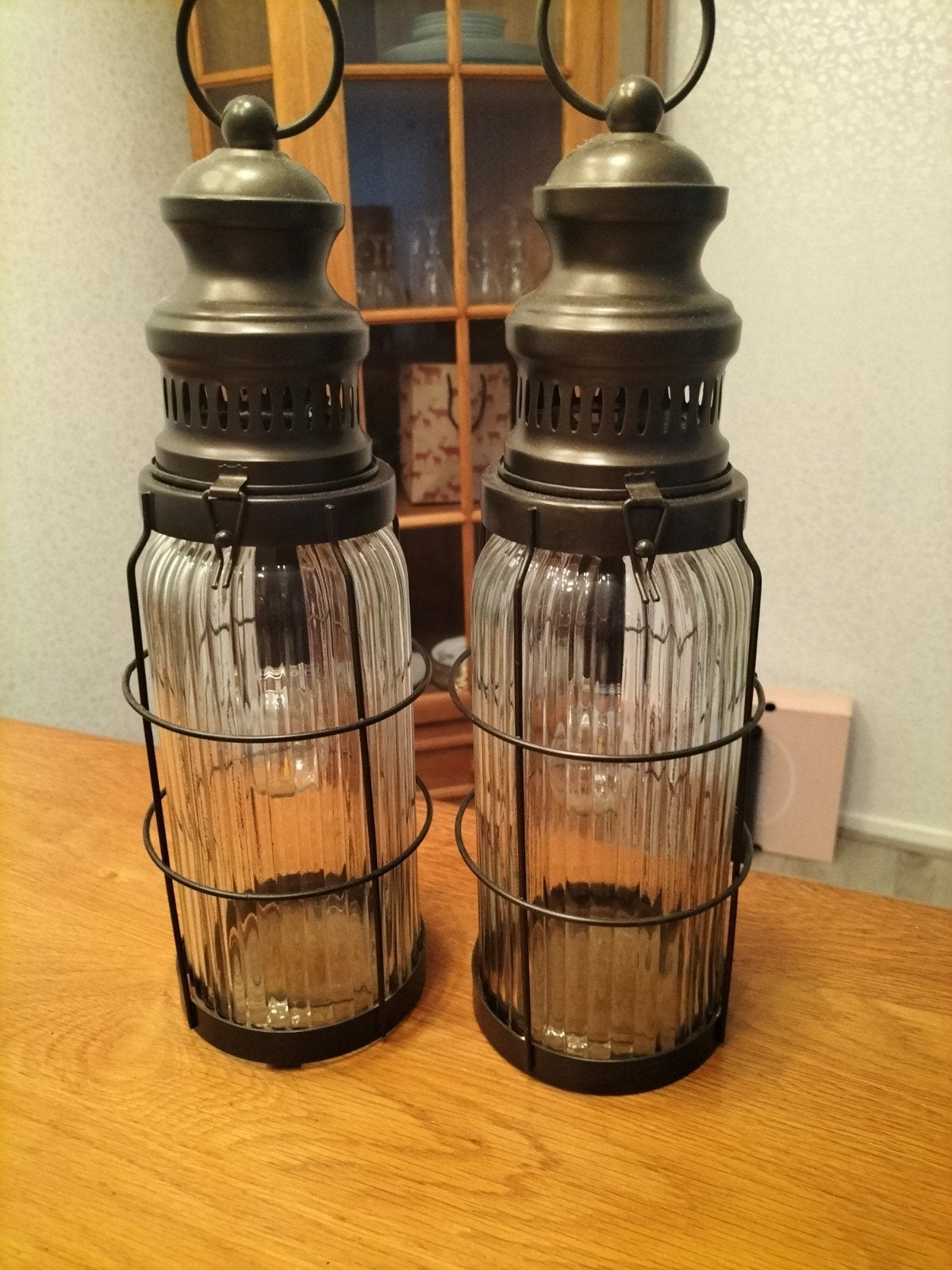 Twee stormlantaarns, Ophalen