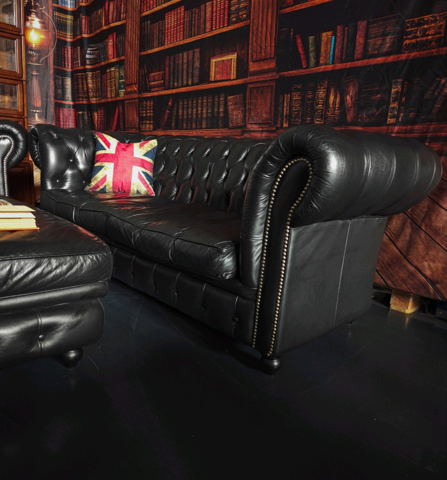 Complete Zwarte Chesterfield Set | 3-Zits, Fauteuil & Poef, Huis en Inrichting, Banken | Bankstellen, Bollenmarkt 14c Zwaagdijk Oost