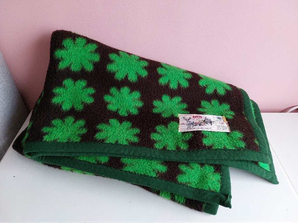 Vintage AaBe dralon deken 104x148 cm, Bloemen groen en zwart, Ophalen of Verzenden, Zo goed als nieuw, 100 cm of meer, Deken