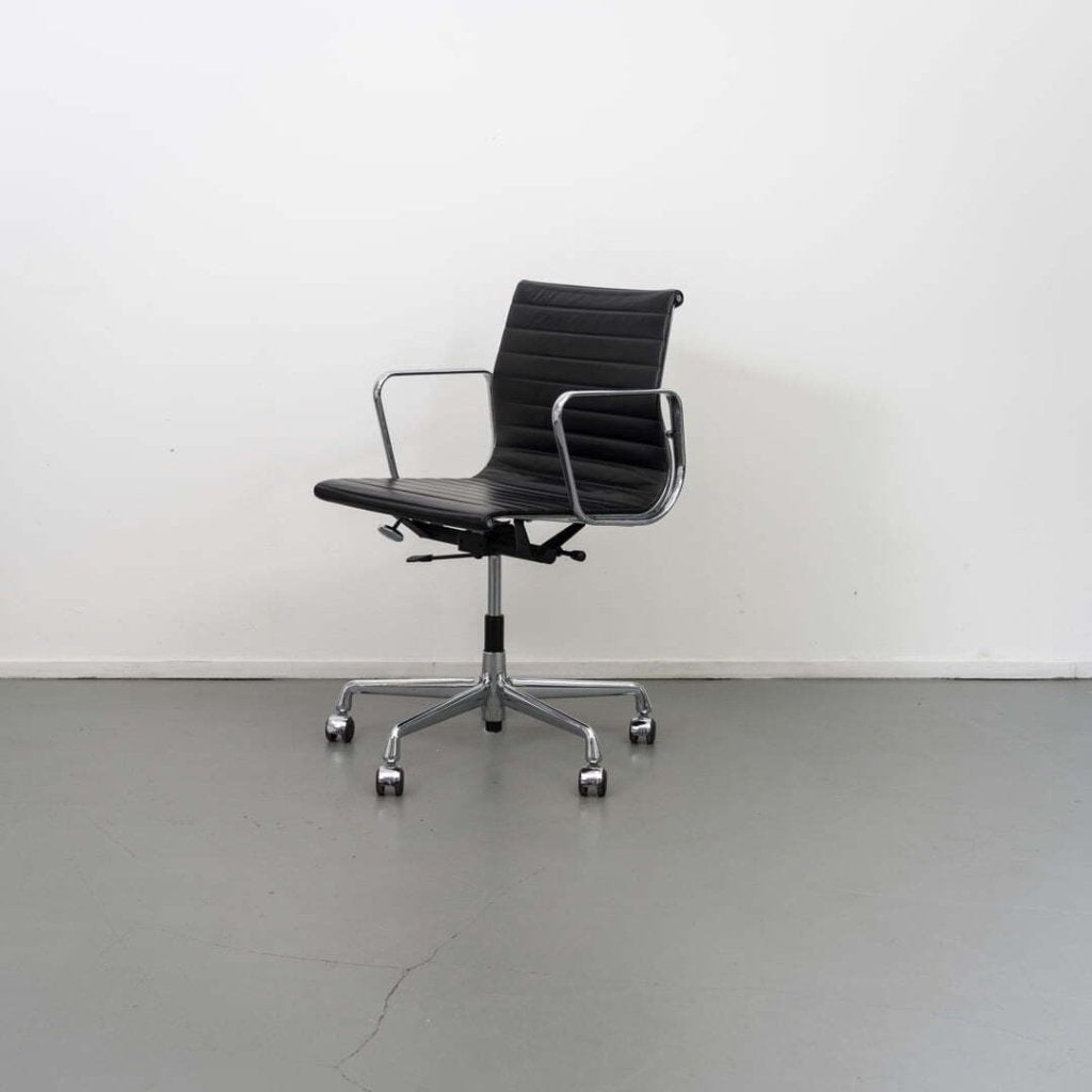 Vitra Eames EA 117 Bureaustoel Zwart Leer - Chroom, Niet ingevuld, Zo goed als nieuw, Niet ingevuld, Niet ingevuld