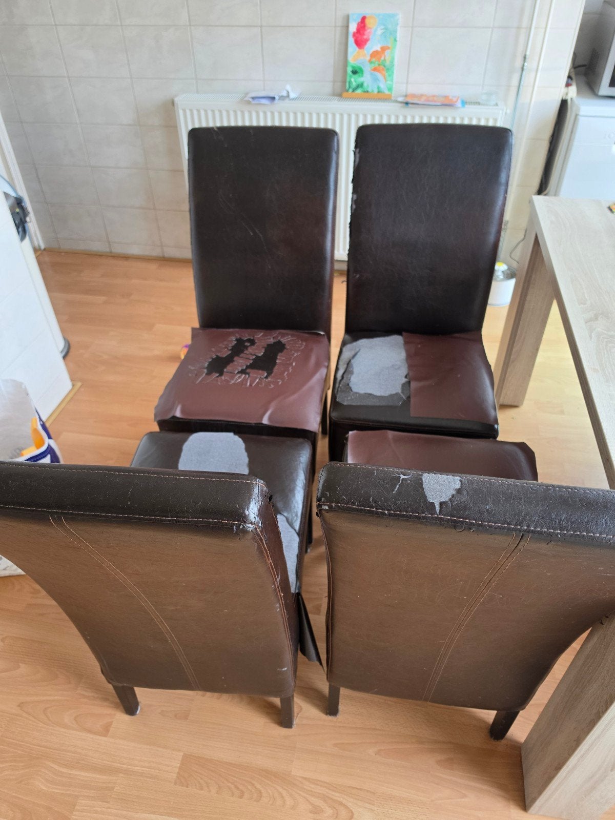 4 bruine eetkamerstoelen - om  op te knappen