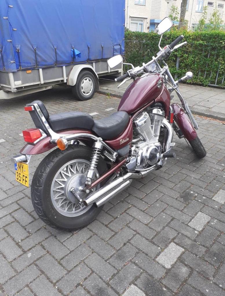Suzuki Intruder Chopper - Klassieke stijl, krachtig geluid