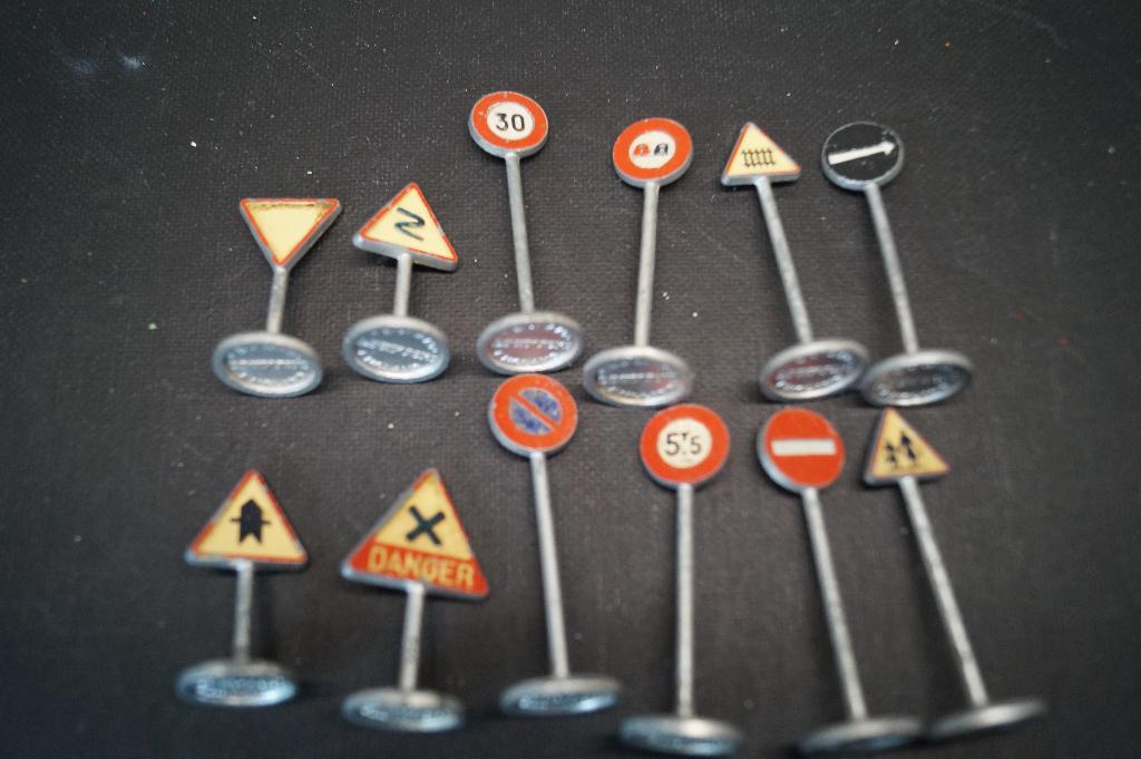 Dinky toy 12 originele verkeersborden bieden vanaf €25, Verzenden
