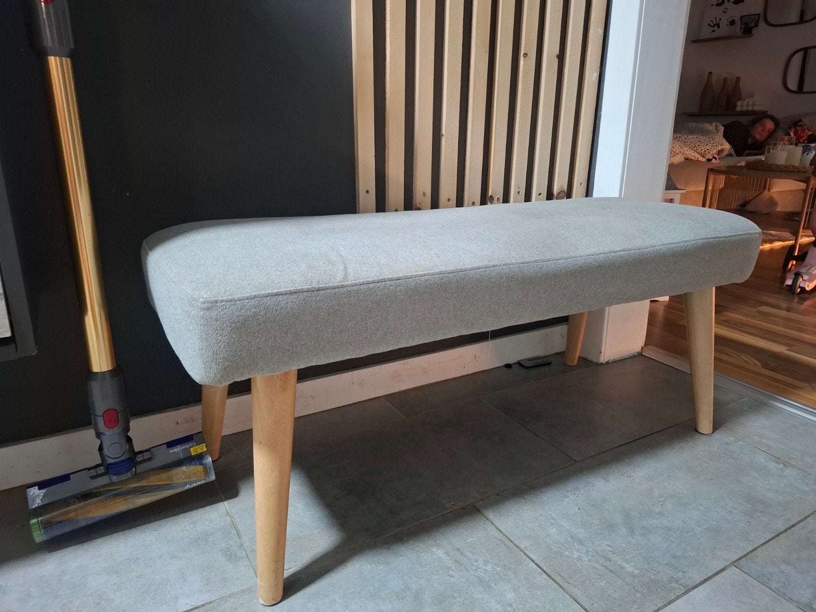 Stijlvolle grijze bankje met houten poten JYSK, Ophalen, Hout, Modern, Scandinavisch, Zo goed als nieuw