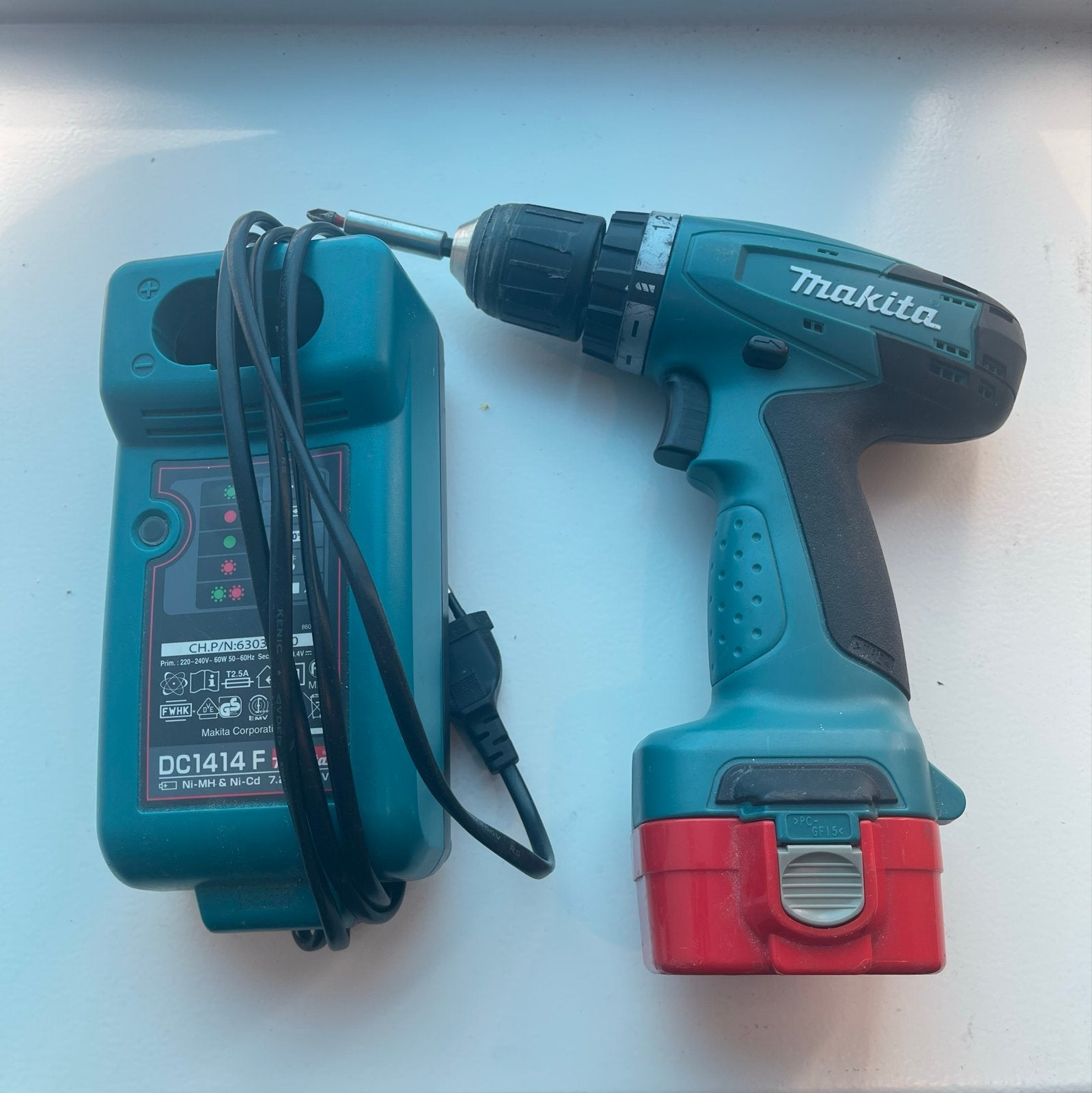 Makita 6261D schroefmachine met oplader en 1 accu, Ophalen, Gebruikt, Variabele snelheid, Boor- en Schroefmachine