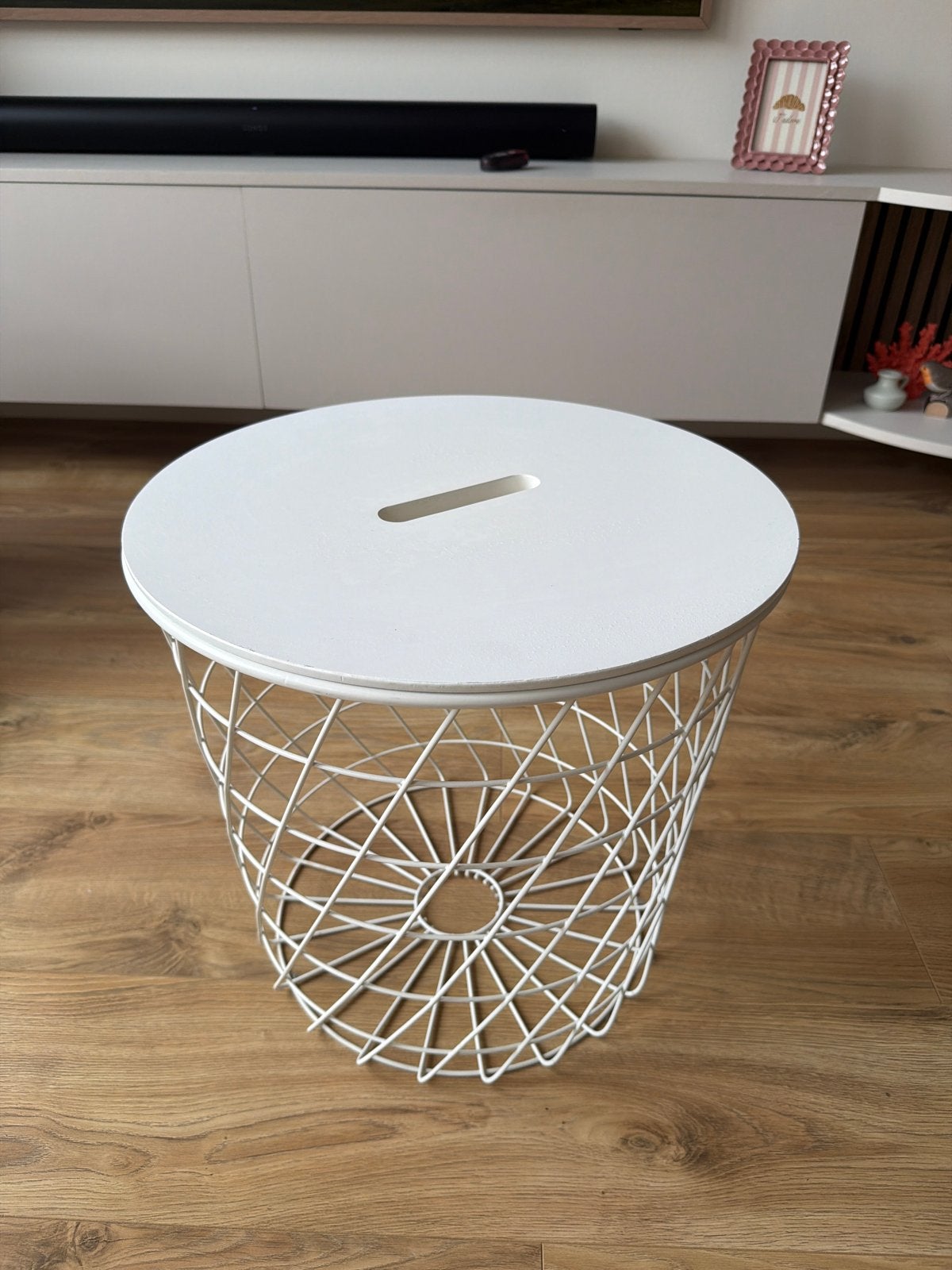 Witte bijzettafel/opbergmand met houten blad, Huis en Inrichting, Ophalen, Minder dan 45 cm, Minder dan 55 cm, Rond