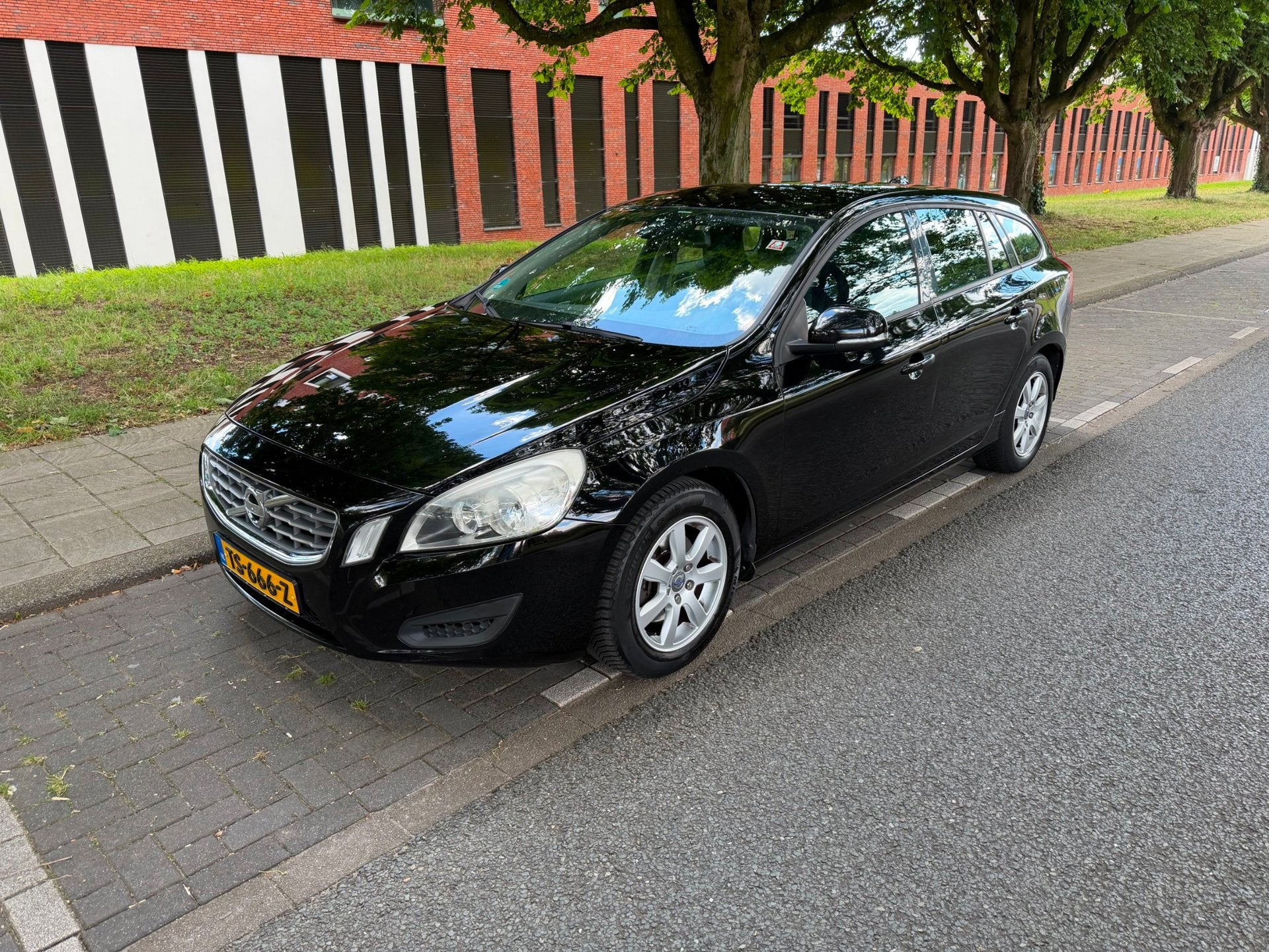 Volvo V60 1.6 D2 Kinetic automaat export prijs, Auto's, Euro 5, Stof, Gebruikt, Zwart