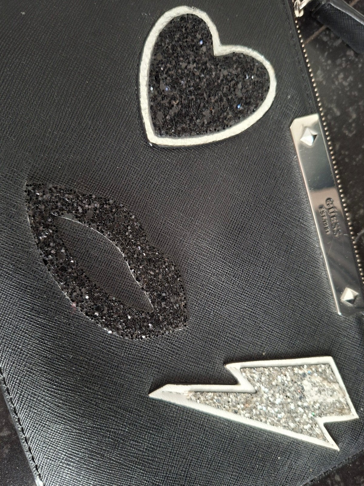 Guess Clutch met glitter details, Sieraden, Tassen en Uiterlijk, Tassen | Damestassen, Ophalen of Verzenden, Nieuw, Zwart, Avondtasje