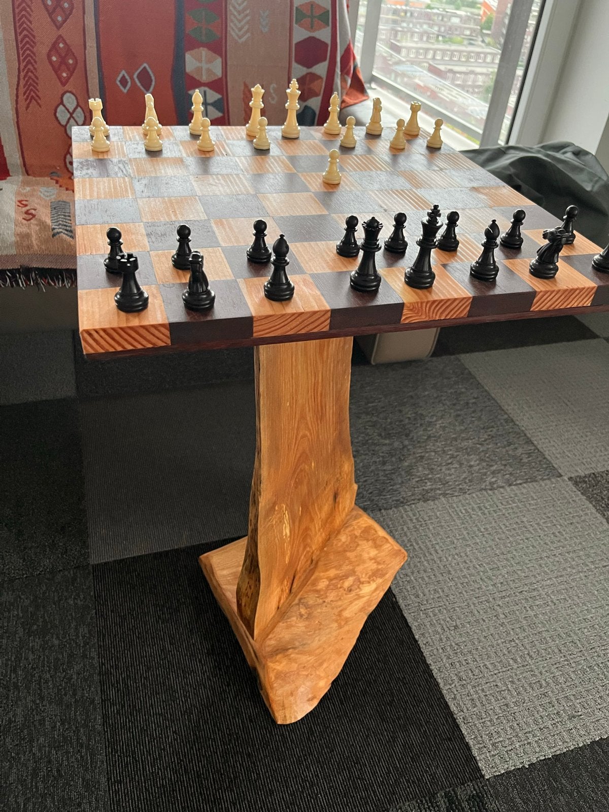 Uniek handgemaakt schaakspel met houten tafel, Een of twee spelers, Ophalen, Zo goed als nieuw