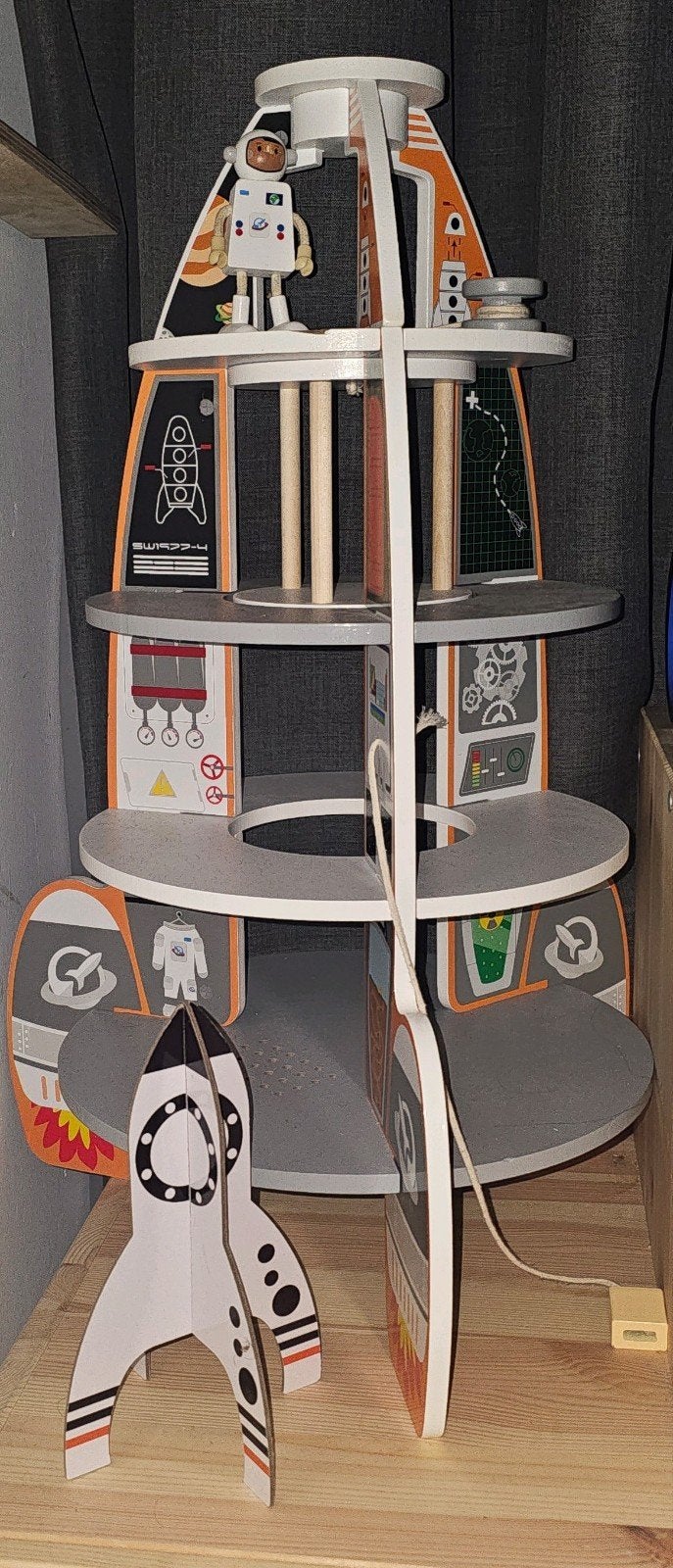 Houten Ruimtestation met Raket en Astronaut, Ophalen, Zo goed als nieuw, Jongen of Meisje