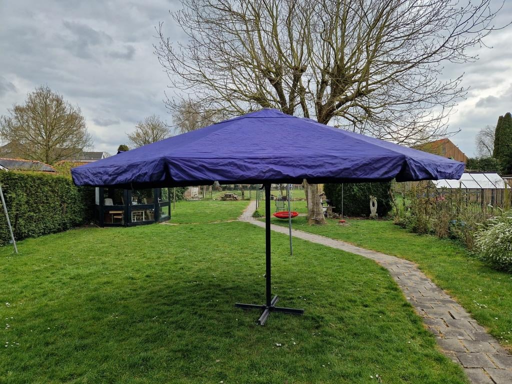 Grote blauwe parasol met zwengel - Zo goed als nieuw, Verstelbaar, Ophalen of Verzenden, Zo goed als nieuw, Stokparasol