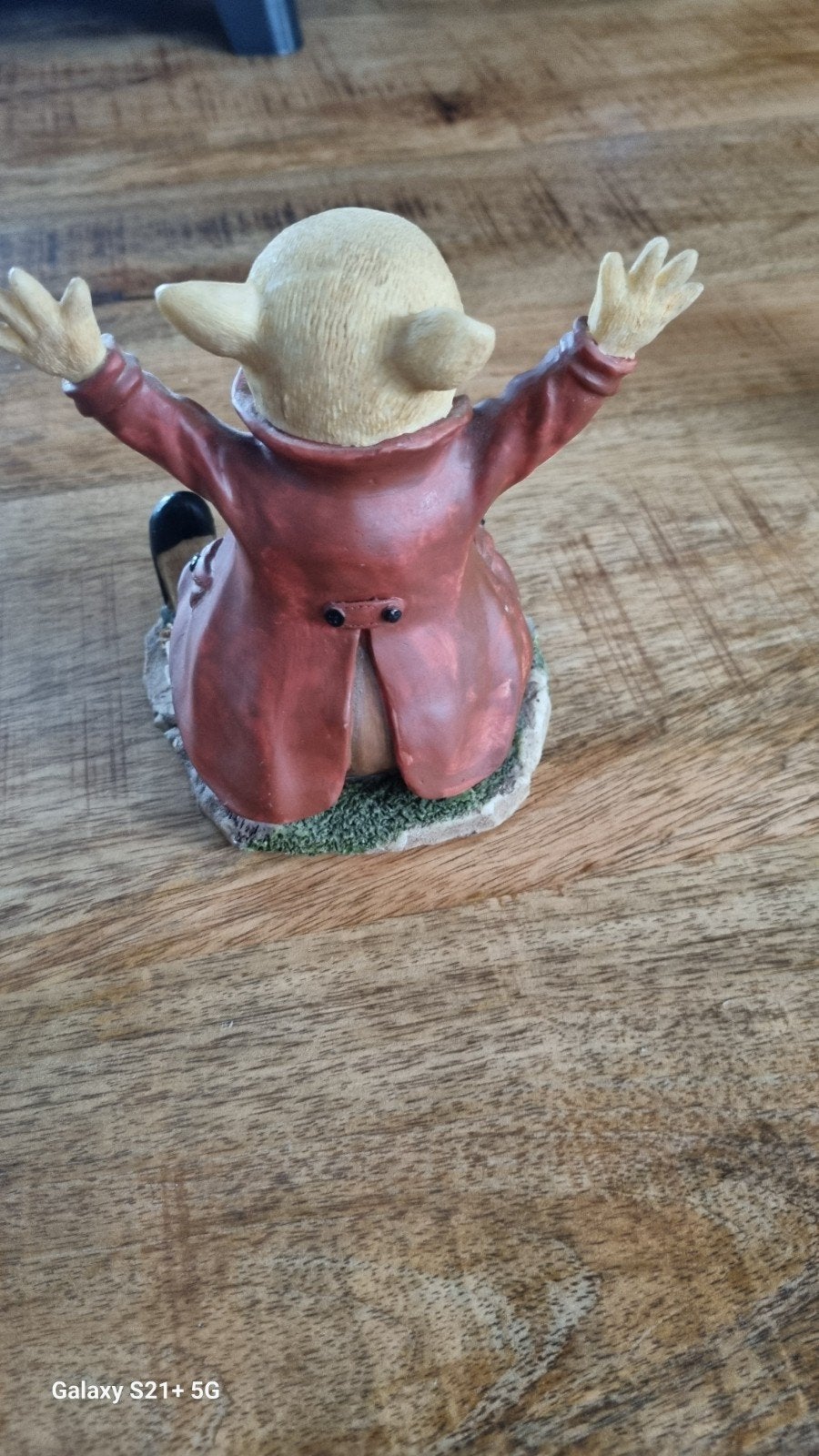 Schattig Muisje Beeldje met Rode Jas en Voetbal, Ophalen of Verzenden, Zo goed als nieuw, Overige soorten, Beeldje of Figuurtje