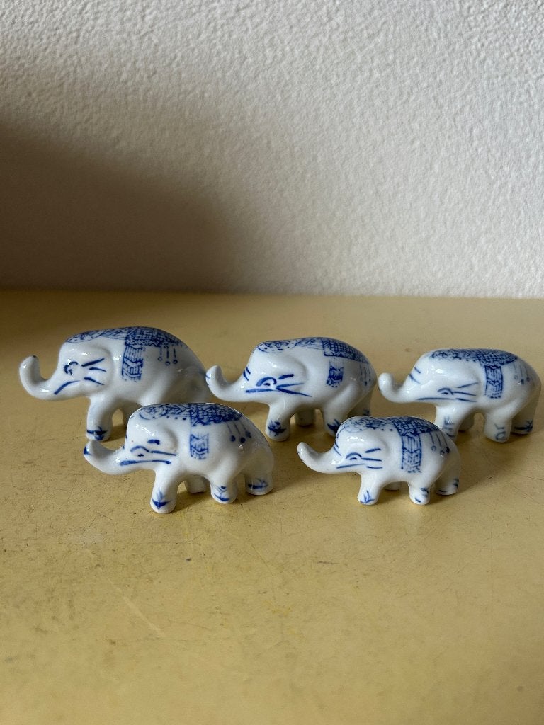 Vintage set van 5 porseleinen olifantjes (blauw-wit), Antiek en Kunst, Wit, China, 8 cm, Beeld