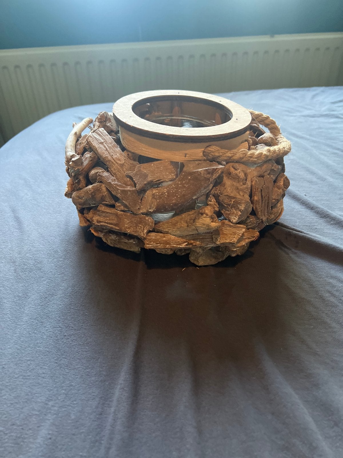 Rustieke houten kandelaar met touw accent, Huis en Inrichting, Bruin, Ophalen of Verzenden, Zo goed als nieuw, Kandelaar