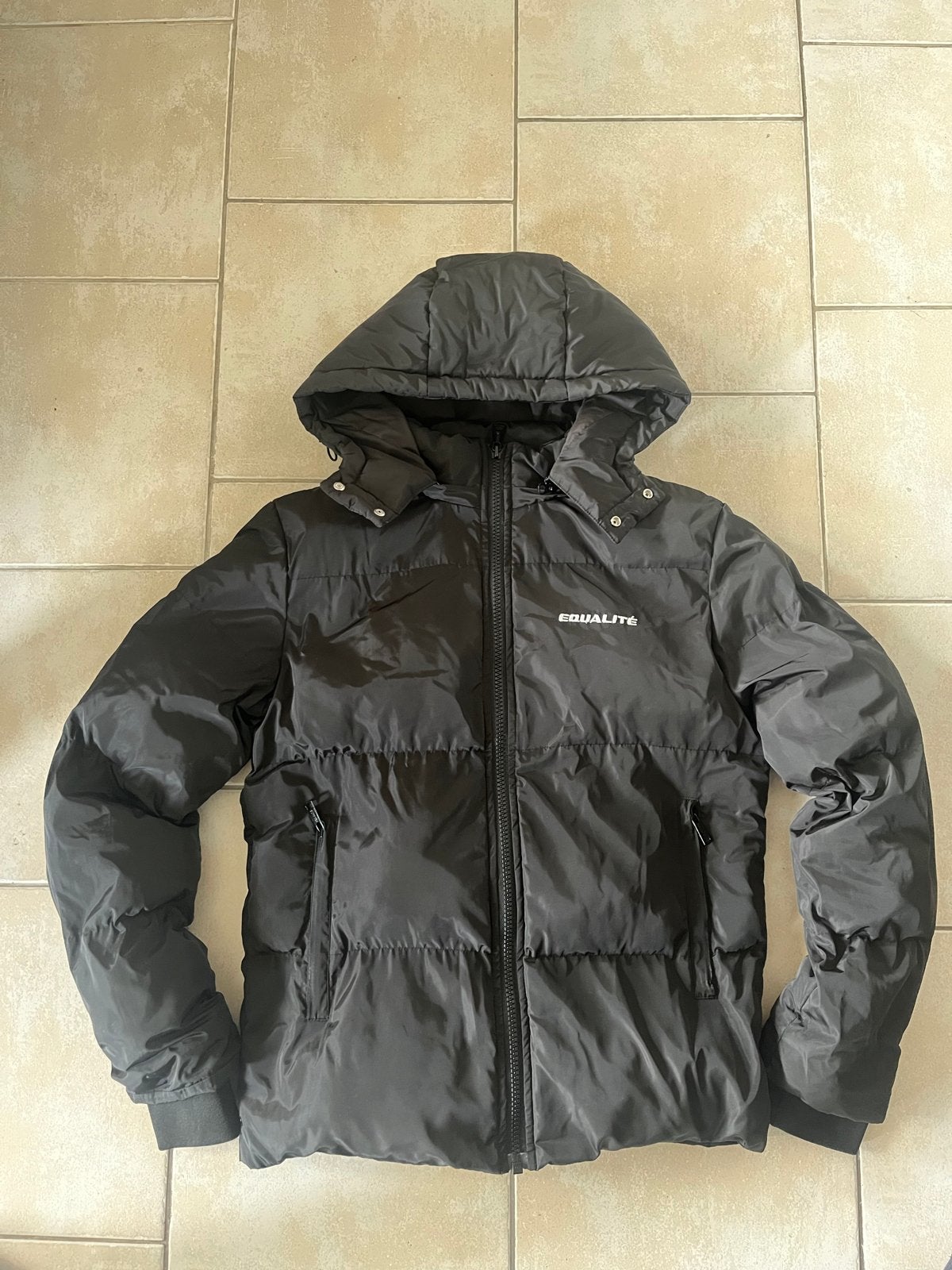EQUALITÉ Zwarte Puffer Jas - Maat XS, Ophalen of Verzenden, Zo goed als nieuw, Maat 46 (S) of kleiner, Zwart