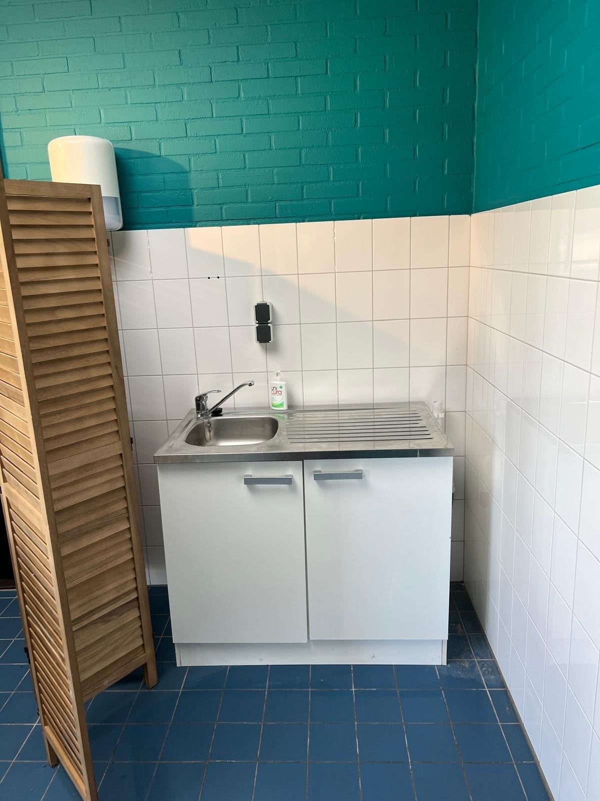 Compact keukenblok met spoelbak en onderkasten, Huis en Inrichting, Gebruikt, Wit, Enkelwandige keuken, Ophalen of Verzenden